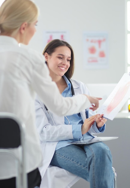 Médecin et patient discutant de quelque chose assis à la table Concept de médecine et de soins de santé