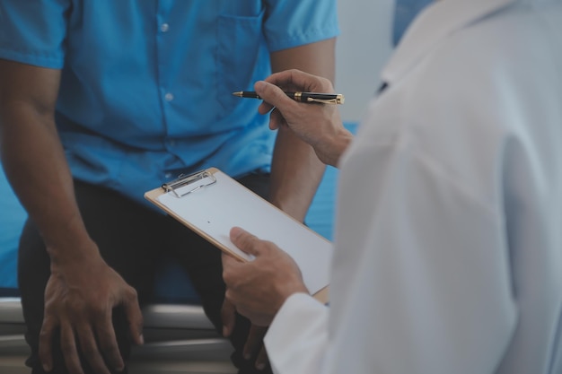 Médecin et patient discutant des résultats d'un examen de santé parfait Un médecin amical explique quelque chose à une jeune femme Concept de médecine