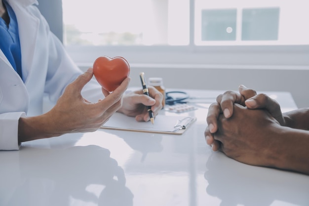 Le médecin et le patient discutent des résultats d'examens de santé parfaits Le médecin amical explique quelque chose à la jeune femme Le concept de médecine