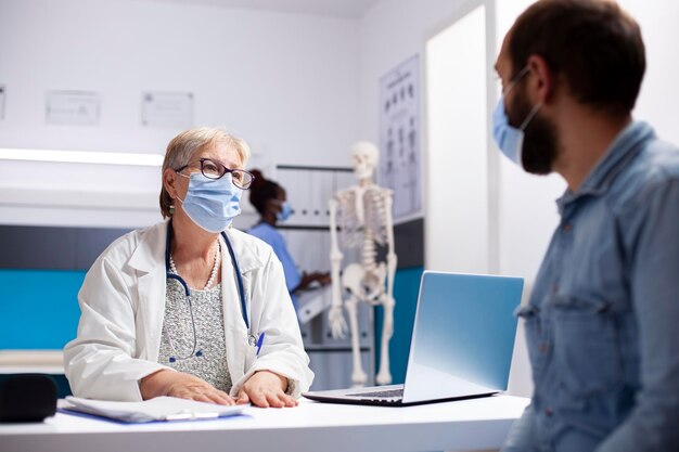 Le médecin et le patient discutent des soins de santé