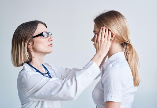 Médecin et patient sur fond bleu clair stéthoscope problèmes de santé vue recadrée