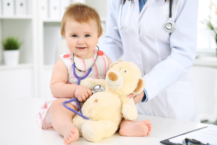 Photo médecin et patient heureux bébé mignon à l'examen de santé concept de médecine et de soins de santé