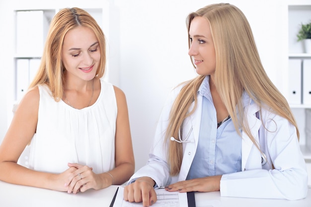 médecin avec patient à l&#39;hôpital