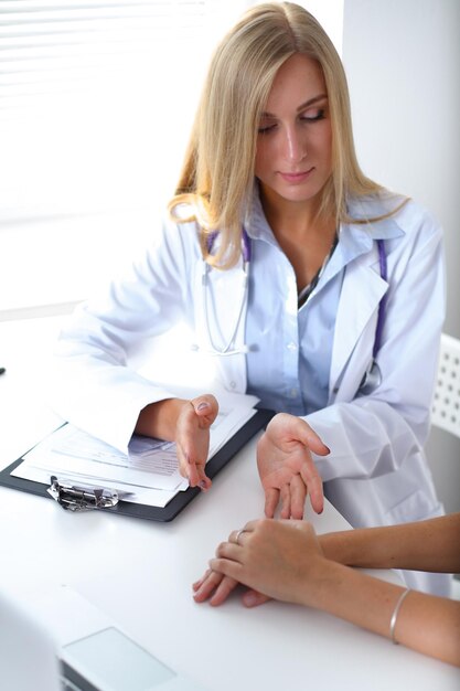 médecin avec patient à l&#39;hôpital