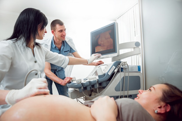 Médecin et patient. Matériel d'échographie. Diagnostic et échographie