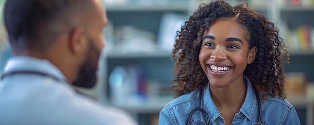 Un médecin et un patient ont une discussion positive