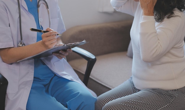 Médecin et patient parlant assis au bureau dans le bureau de l'hôpital gros plan de mains humaines Concept de médecine et de soins de santé