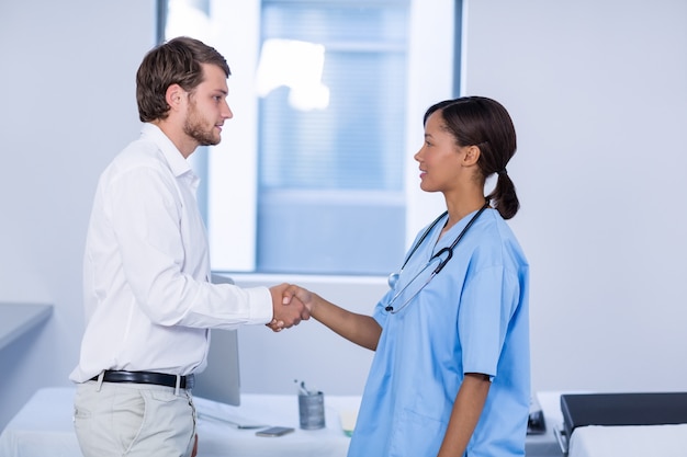 Médecin et patient se serrant la main