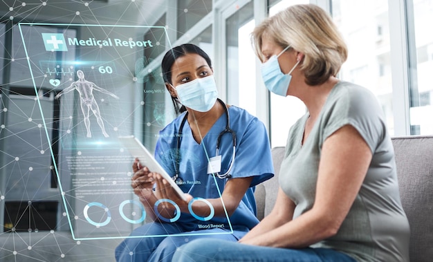 Photo médecin patient et tablette avec futur rapport médical numérique sur la technologie et la santé et femmes en masque facial avec hologramme covid anatomy et 3d avec consultation de soins de santé et superposition à l'hôpital