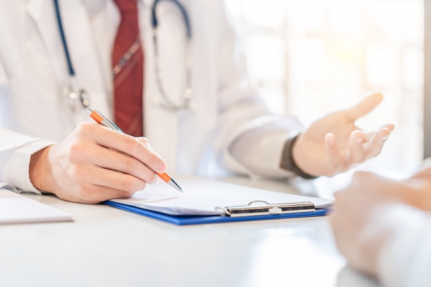 Un médecin et une patiente discutent de quelque chose. Diagnostic, prévention des maladies féminines, soins de santé, service médical.