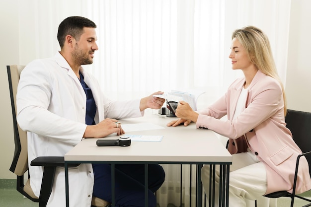 Médecin et patiente lors d'une consultation au bureau