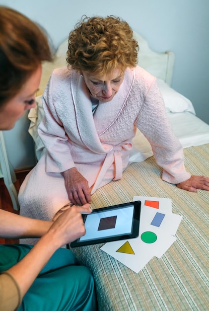 Photo une médecin et une patiente utilisant une tablette numérique à l'hôpital