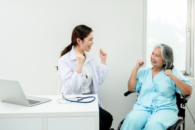 Le médecin et les patientes âgées sont heureux ensemble Que le traitement de la maladie réussisse