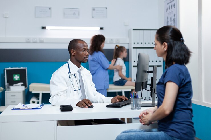 Photo médecin pédiatre afro-américain discutant des résultats de l'expertise de la maladie