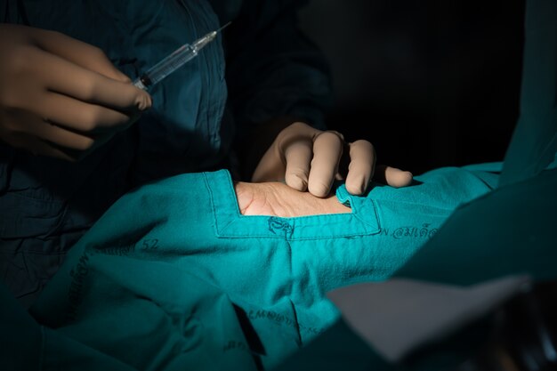 Photo le médecin et le personnel traitent avec angiographie