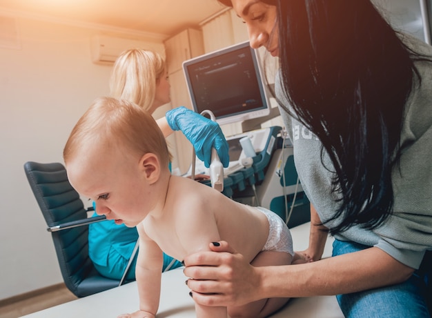 Médecin et petit garçon patient. Matériel d'échographie. Diagnostique. Sonographie.