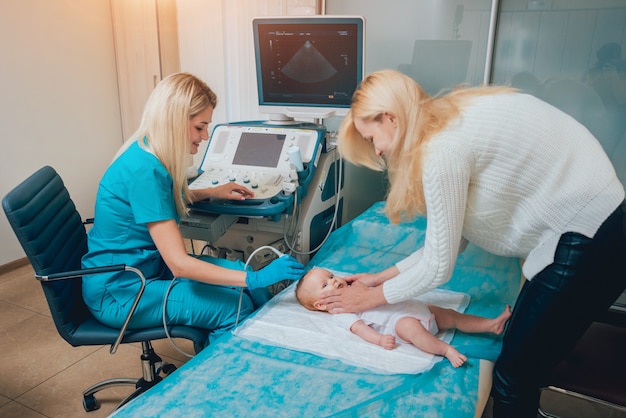 Médecin et petit garçon patient. Matériel d'échographie. Diagnostique. Sonographie.