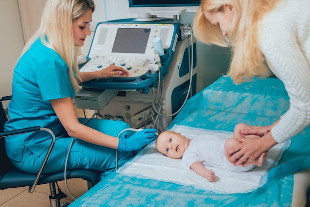 Médecin et petit garçon patient. Matériel d'échographie. Diagnostique. Sonographie.