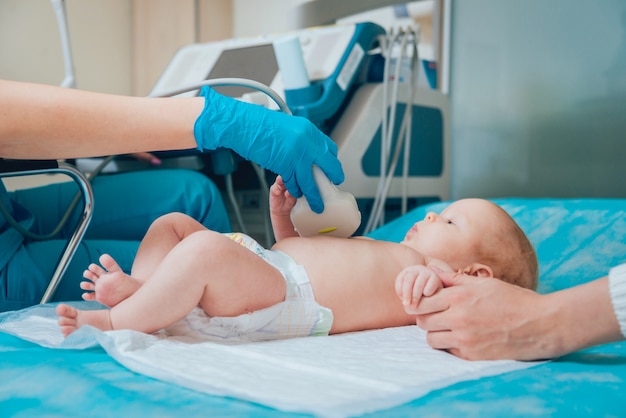 Médecin et petit garçon patient