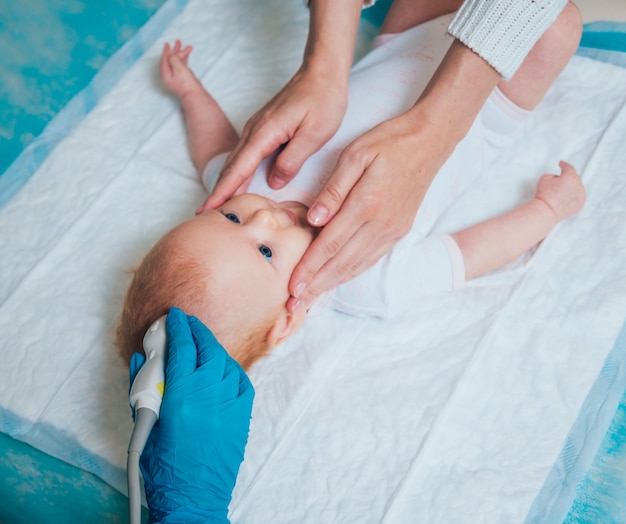 Médecin et petit garçon patient