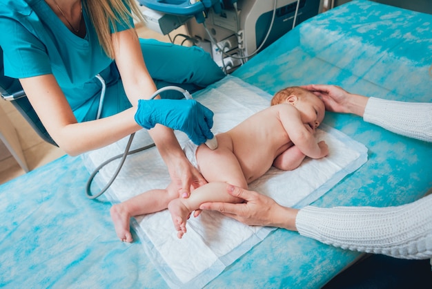 Médecin et petit garçon patient