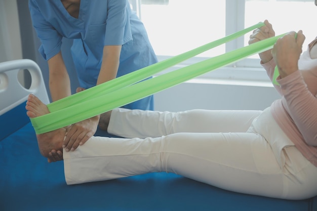 Un médecin ou un physiothérapeute examine les maux de dos et la région vertébrale pour donner des conseils au centre de réadaptation