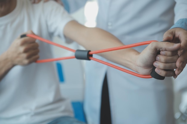 Un médecin ou un physiothérapeute examine les maux de dos et la région vertébrale pour donner des conseils au centre de réadaptation