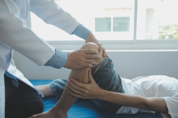 Un médecin ou un physiothérapeute examine les maux de dos et la région vertébrale pour donner des conseils au centre de réadaptation