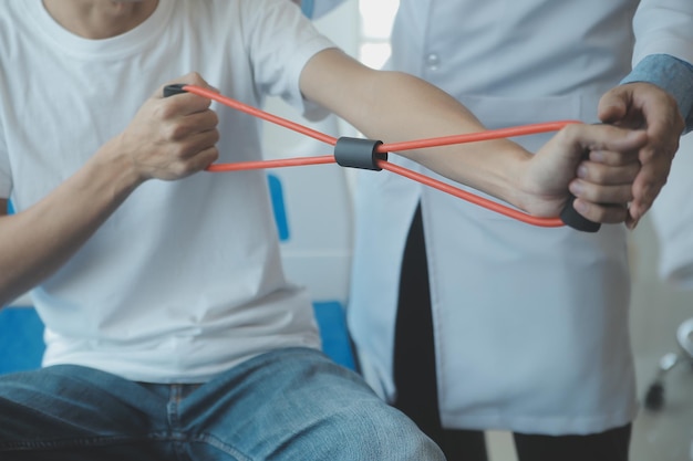 Un médecin ou un physiothérapeute examine les maux de dos et la région vertébrale pour donner des conseils au centre de réadaptation