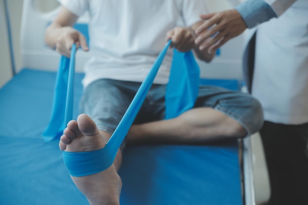 Photo un médecin ou un physiothérapeute examine les maux de dos et la région vertébrale pour donner des conseils au centre de réadaptation