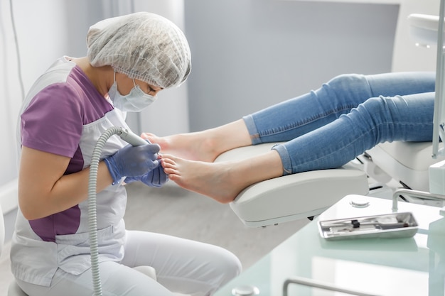 Médecin podiatre. Traitement des pieds et des ongles.