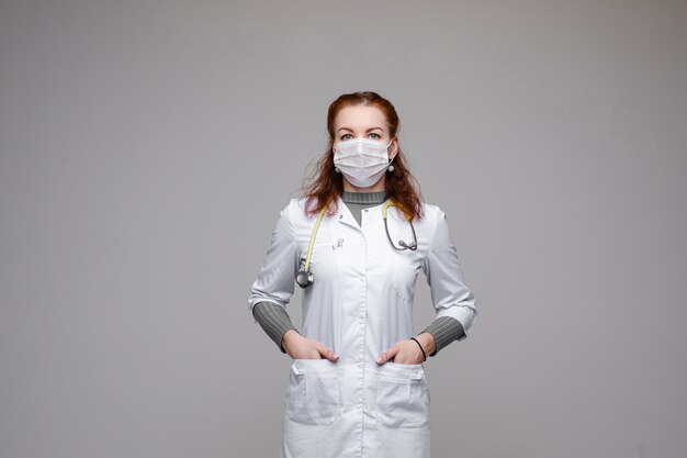 Médecin Portant Un Masque De Protection Et Une Blouse Blanche.