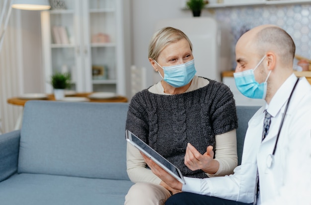 Le médecin pose des questions au patient lors de la consultation