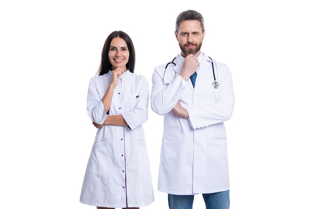 Médecin praticien et infirmière en studio photo d'un médecin praticien et d'une infirmière portant une blouse blanche