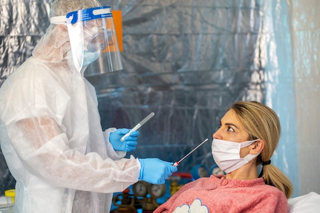 Le médecin prélève le patient malade. Épidémie de virus