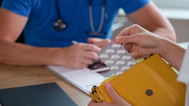 Le Médecin Prescrit Un Médicament Pour Comprimé Et Présente Au Patient Les Propriétés De L'analgésique Au Bureau