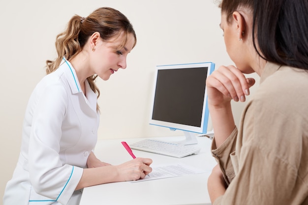 Un médecin prescrit des médicaments à une jeune patiente