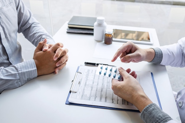 Photo médecin présentant le patient et vérifiant les résultats du rapport et de la prescription sur le problème de la maladie et recommande d'utiliser la médecine, les soins de santé et le concept médical.