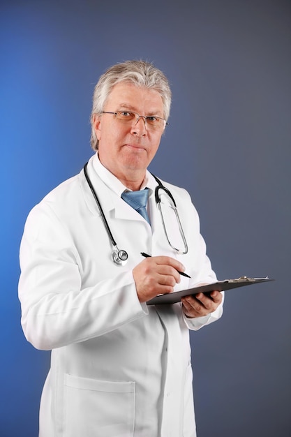 Médecin avec presse-papiers sur fond bleu