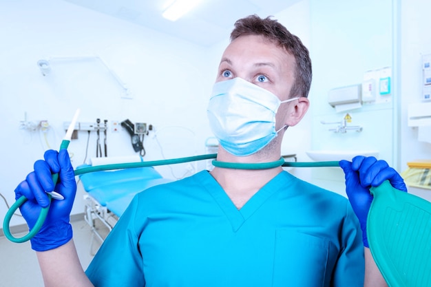 Médecin proctologue stagiaire avec un lavement en pratique