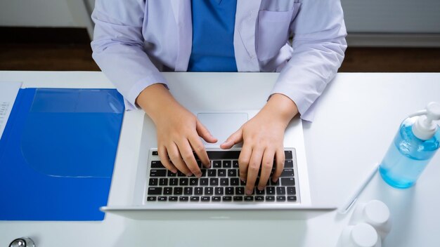 Médecin de la profession de l'éducation en robe uniforme blanche Médecin professionnel avec tablette et papiers au séminaire ou à l'hôpital Soins de santé contre le cancer du coronavirus