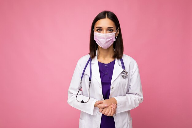 Médecin professionnel en masque médical et blouse blanche