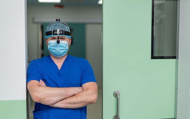 Médecin professionnel en uniforme. Médecin spécialiste en masque dans un hôpital moderne.