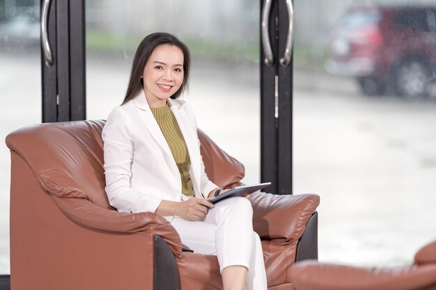 Un médecin psychologue professionnel asiatique consulte lors d'une séance de psychothérapie ou conseille la santé du diagnostic