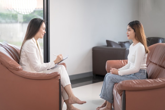 Un médecin psychologue professionnel asiatique consulte lors d'une séance de psychothérapie ou conseille la santé du diagnostic