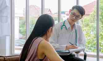 Photo médecin psycologue travaillant avec une femme