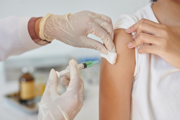 Le médecin qui injecte le vaccin