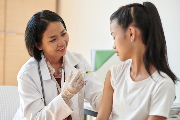 Le médecin qui injecte le vaccin