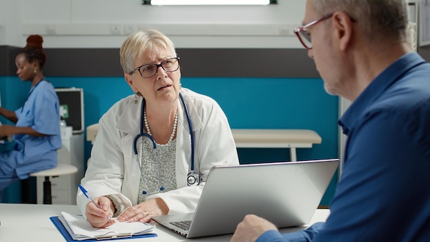 Photo une médecin qui parle à un patient.