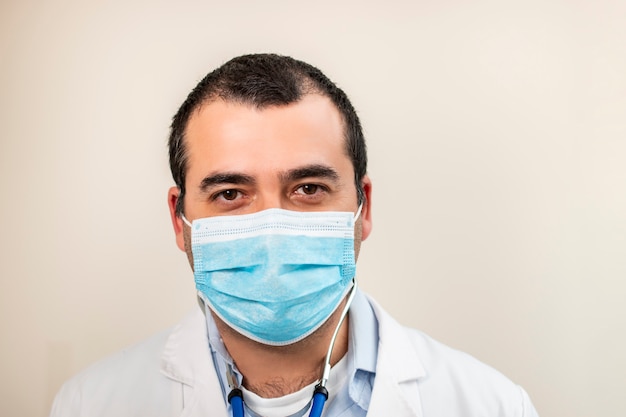 Médecin de race blanche avec stéthoscope et masque facial